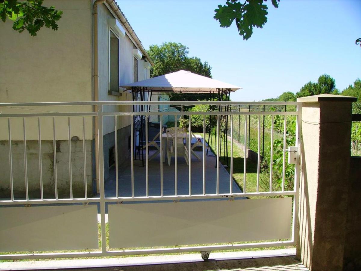 Appartement Charmant A Breuillet Avec Jardin Spacieux Екстериор снимка