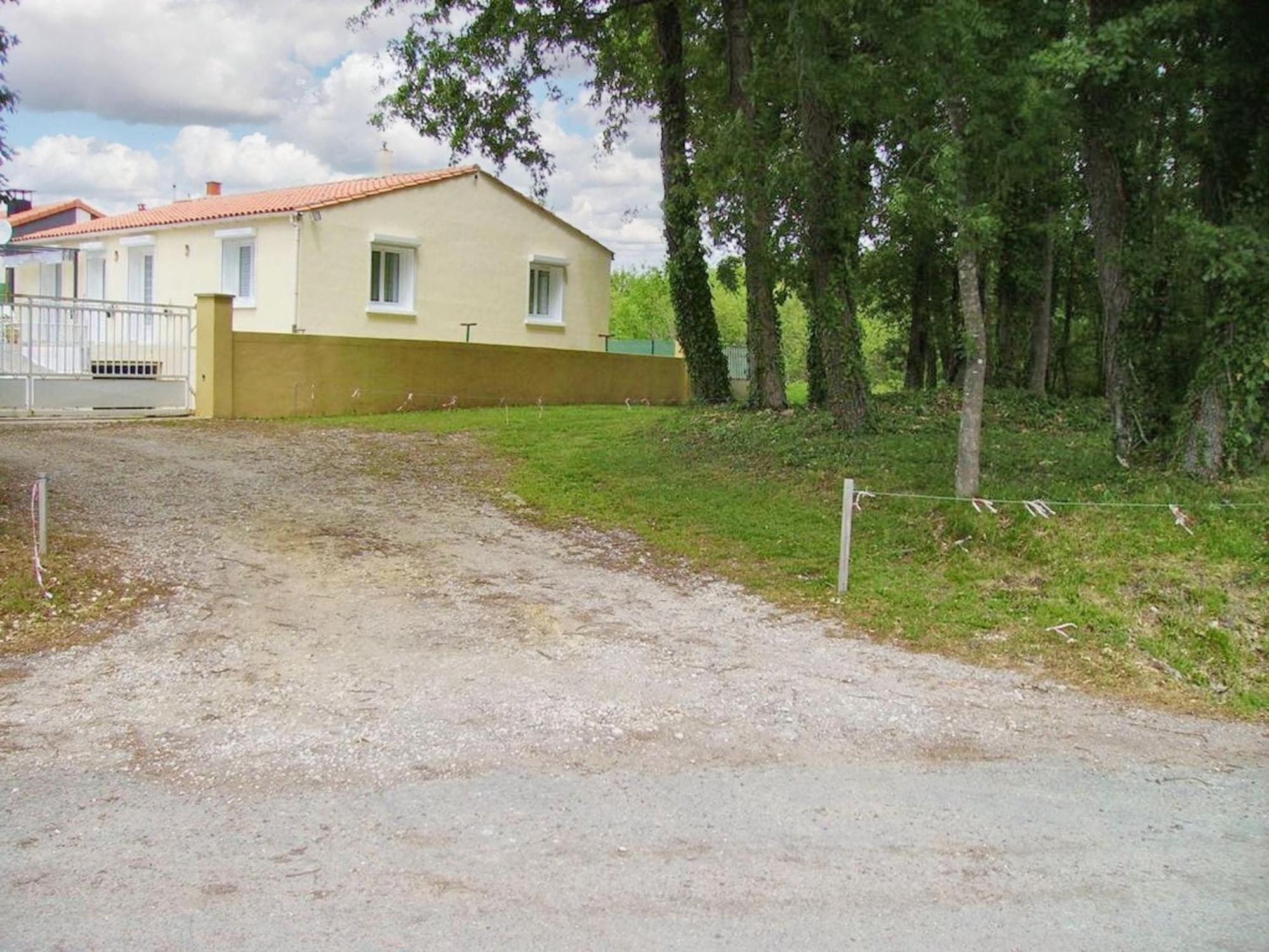 Appartement Charmant A Breuillet Avec Jardin Spacieux Екстериор снимка