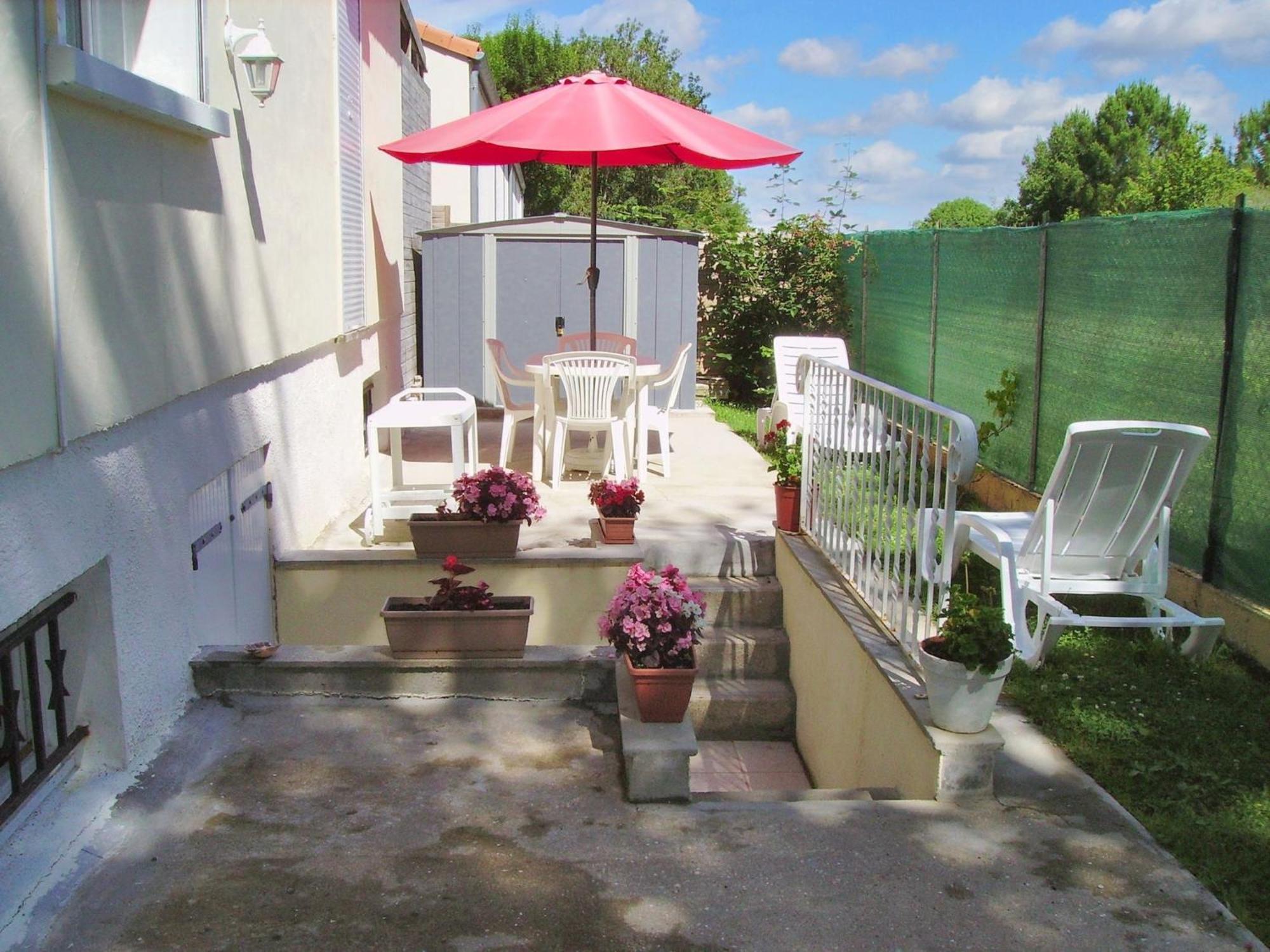 Appartement Charmant A Breuillet Avec Jardin Spacieux Екстериор снимка